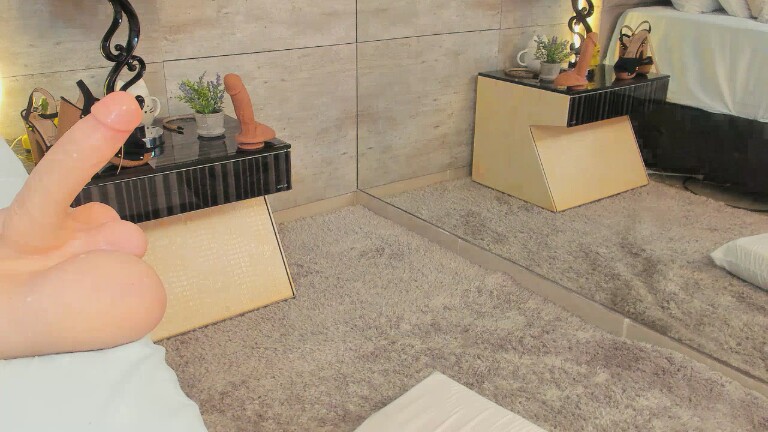 TaniaKatts's Streamate show and profile