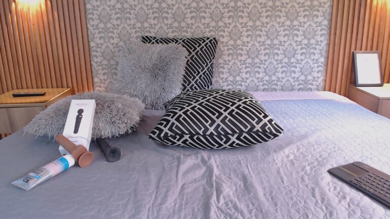 Charlotte_18's Streamate show and profile