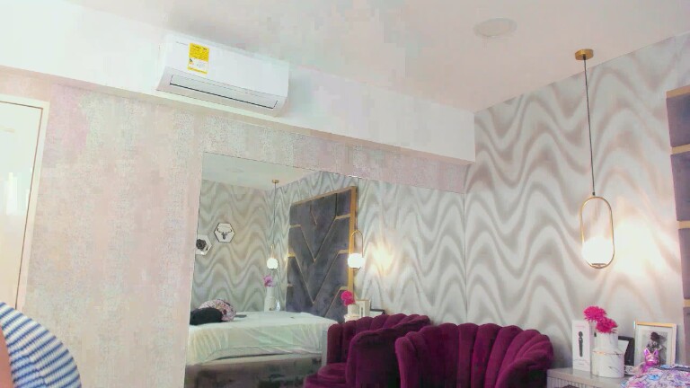 HollyJhonson's Streamate show and profile